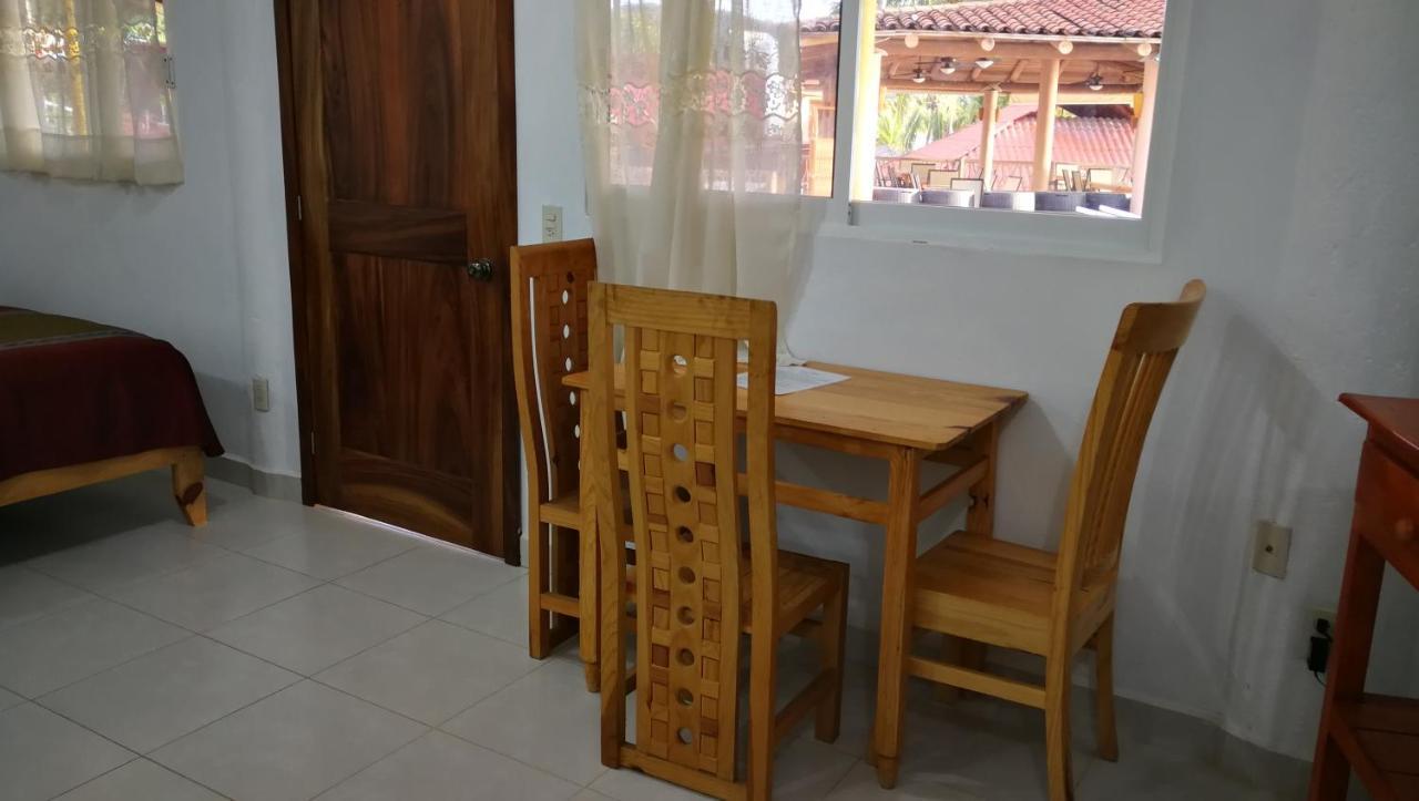 Hotel Pie de Playa la Ropa Zihuatanejo Exterior foto