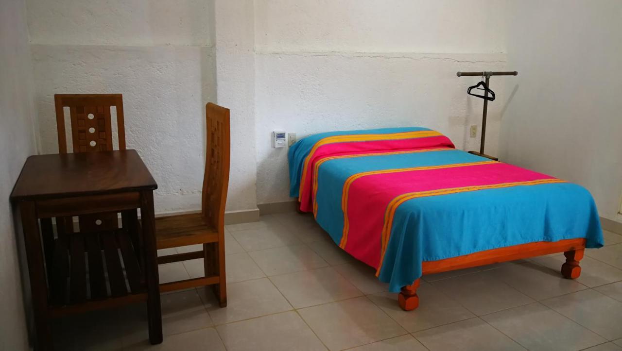 Hotel Pie de Playa la Ropa Zihuatanejo Exterior foto